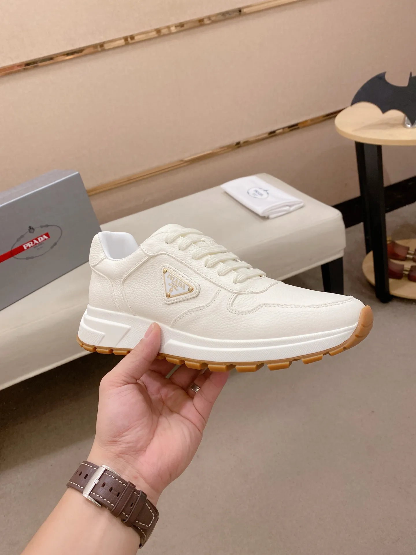 Factory price 560💰(High version) New Prada (Prada) high-top counters are on the market at the same time, new men's shoes, 😘fabrics are selected from waterproof technical cloth. First layer cowhide lining. 👍🏿Original molded anti-slip rubber outsole, with exquisite lines, simple and elegant, comfortable and high-end for leisure travel. Number of yards: 38 to 44. (Can be customized for 45.46.)